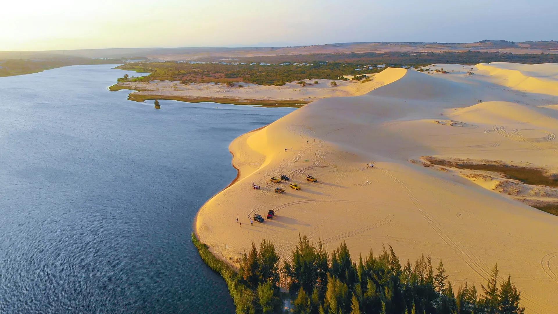 trai-nghiem-du-lich-bau-trang-mui-ne-tan-huong-gio-bien-tai-doi-cat-trang-dep-nhat-phan-thiet_Bàu Trắng Mũi Né 3.jpg
