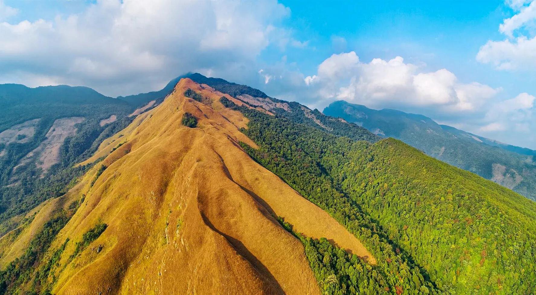 trekking-noc-nha-lang-son_Đỉnh Phia Bò 2.jpg