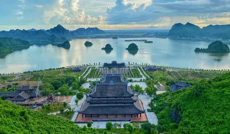 Panoramablick auf Tam Chuc Pagoda mit atemberaubenden Seen und Bergen.