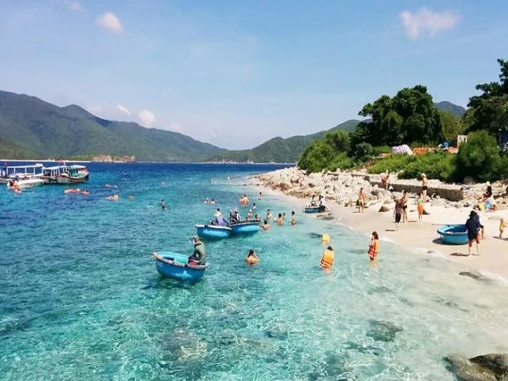 Goi-y-10-bai-bien-Nha-Trang-tuyet-dep-danh-cho-ban_hinh-anh-dep-bai-bien-nha-trang_085936860.jpg